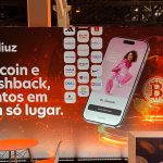 Méliuz com estande em evento Pioneira Méliuz caixa com bitcoins