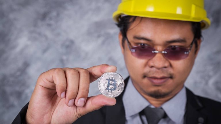 Minerador olhando para bitcoin com preocupação rede suspeita