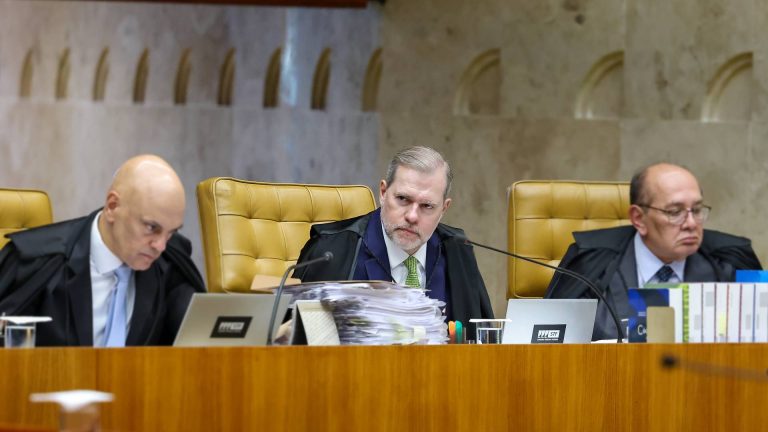 Ministro Dias Toffoli do STF em sessão plenário no dia 25 de março de 2026 hacker brasileiro corretora de bitcoin