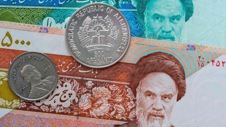 Moeda do Irã entra em espiral da morte