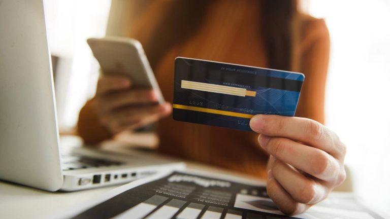 Mulher segurando cartão na mão Divisão de criptomoedas Visa IA