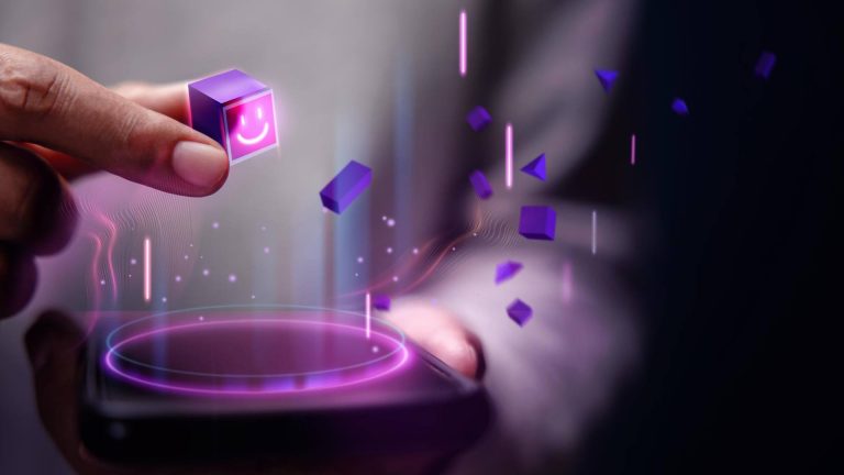 Pessoa segurando um quadrado com sorriso tokenização transformando América Latina