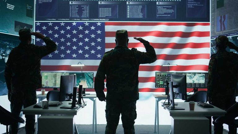 Soldados em frente a bandeira dos EUA Serviço Secreto dos EUA criptomoedas