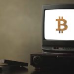 Televisão com imagem do bitcoin
