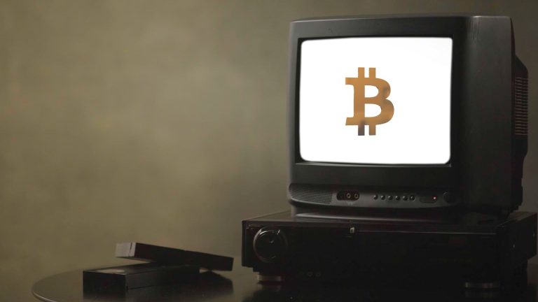 Televisão com imagem do bitcoin