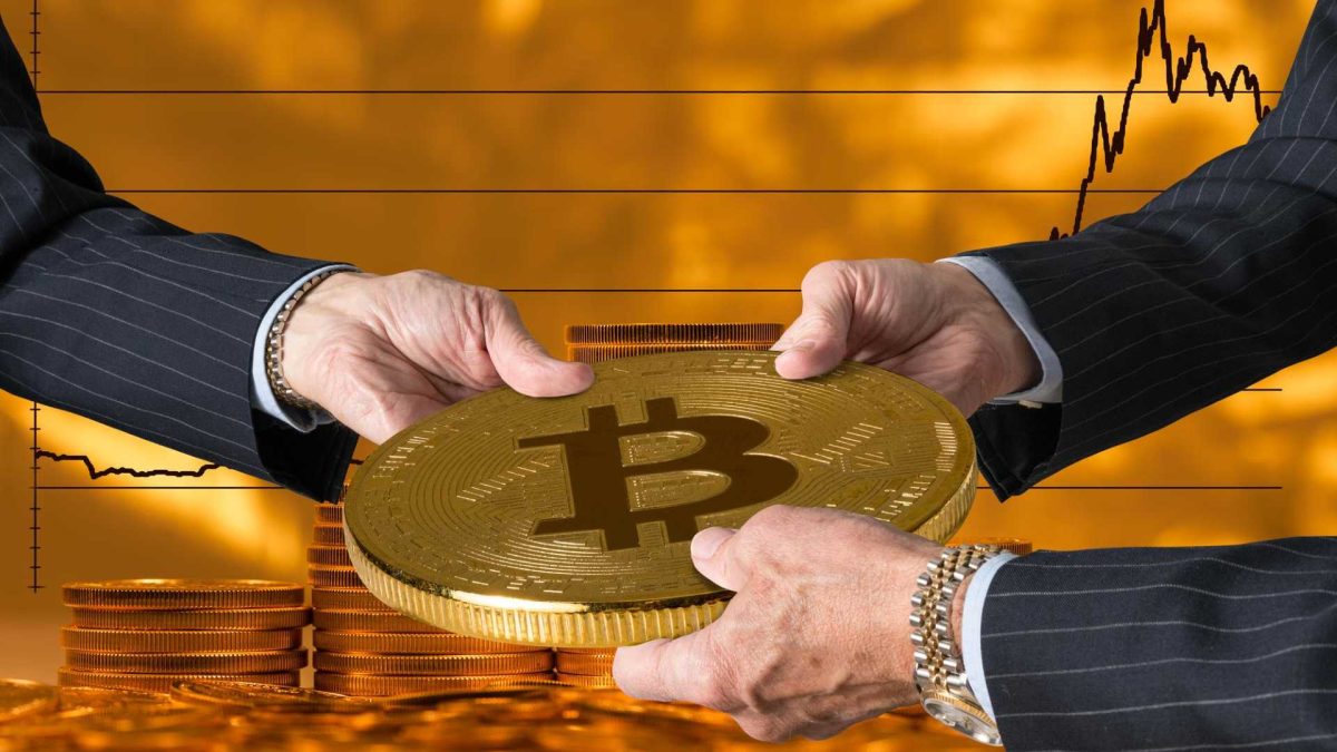 Três pessoas segurando bitcoin simbólico