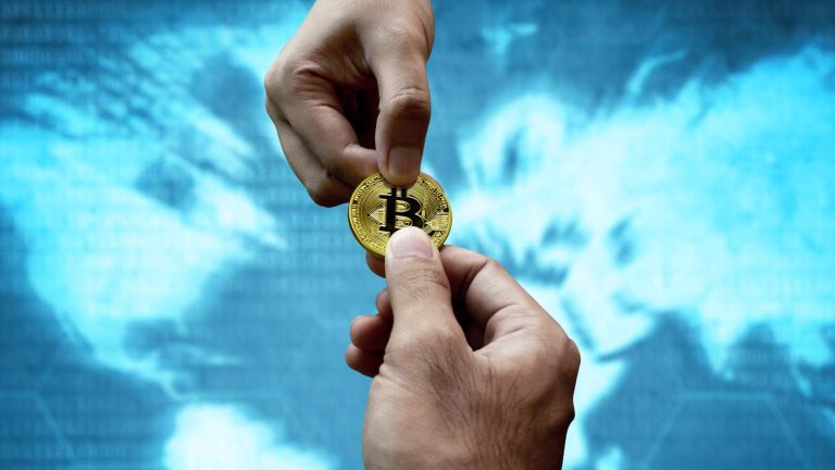 Troca de bitcoins com mapa mundial ao fundo Banco Central testes corretoras de criptomoedas