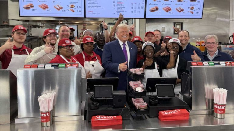 Trump com funcionários de rede de fast food
