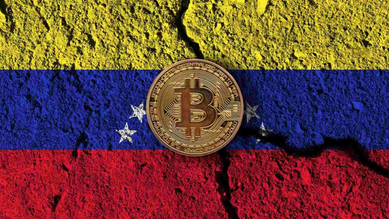 Venezuela com bandeira quebrada e bitcoin em frente Venezuela Dólar criptomoedas falta