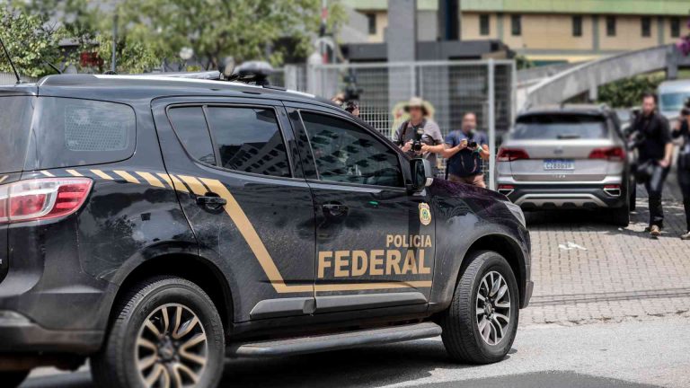 Viatura da PF em frente prédio Equador polícia federal criptomoedas