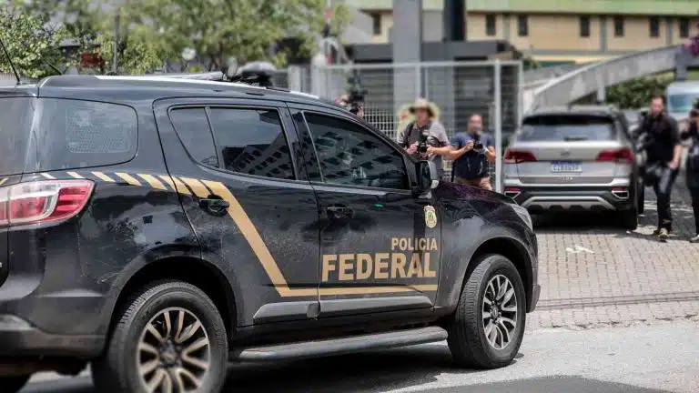 Viatura da PF em frente prédio Equador polícia federal criptomoedas