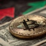 Bitcoin e notas de dólar. Fonte: Midjourney.