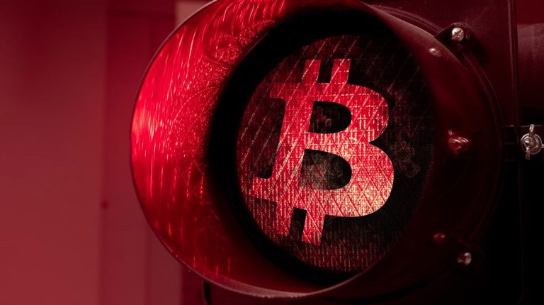 Bitcoin cai abaixo dos US$ 66.000 e gera mais de US$ 500 milhões em liquidações no mercado de futuros