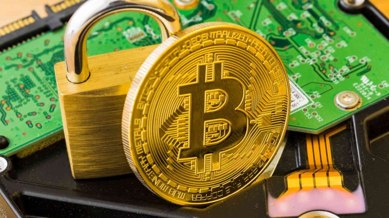Bitcoin com cadeado próximo de placas de circuito eletrônicos