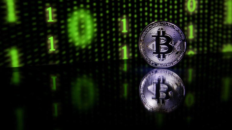 Bitcoin com fundo de matrix binário