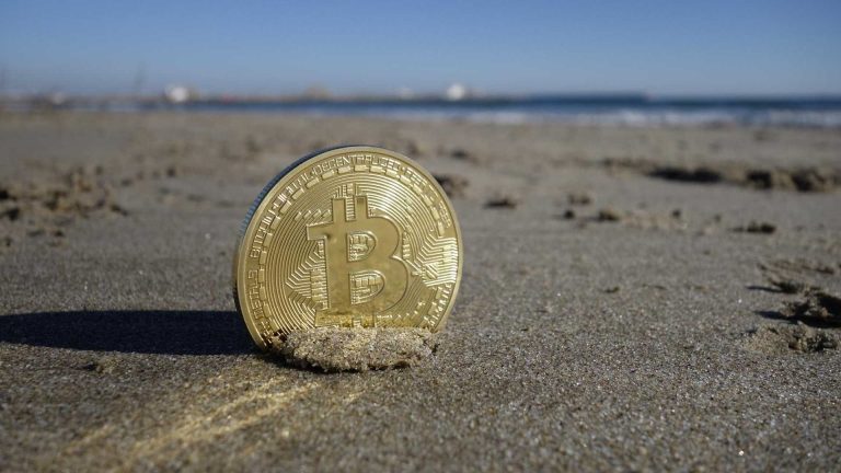 Bitcoin na praia Havaí alerta sobre alta em golpes com criptomoedas no Facebook e Instagram