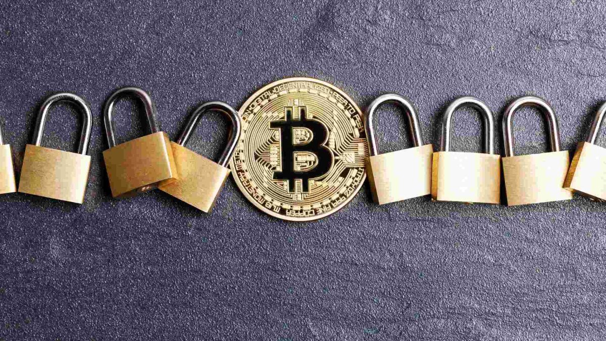 Bitcoin no meio de cadeados travados Binance cria trava de compra e venda de bitcoin e criptomoedas no mercado spot com novo recurso PRER