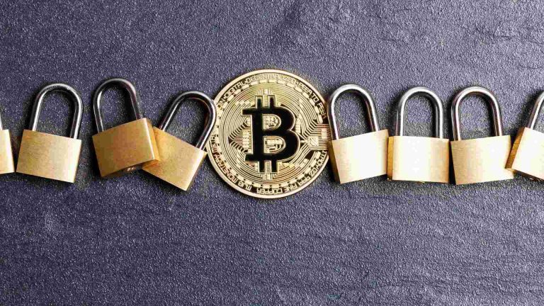 Bitcoin no meio de cadeados travados Binance cria trava de compra e venda de bitcoin e criptomoedas no mercado spot com novo recurso PRER