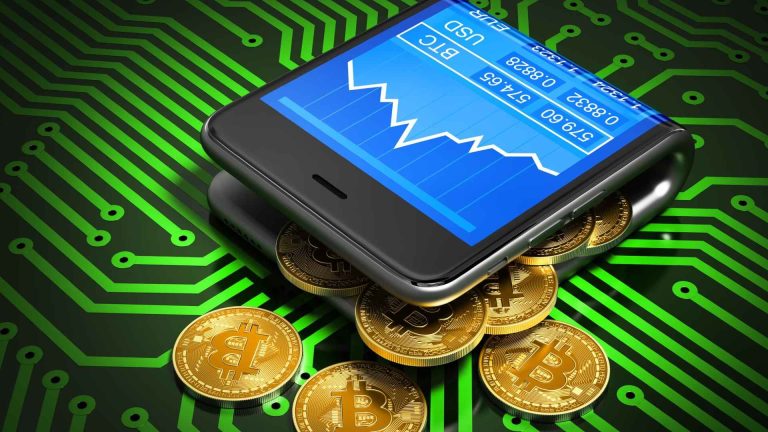 Celular com gráfico de Dólar e Bitcoin e moedas digitais próximas, circuito de mineração ao fundo Senado projeto corretoras de criptomoedas