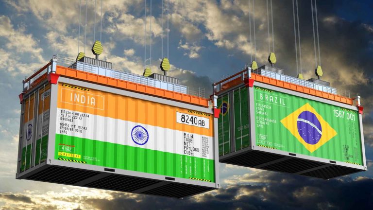 Conteiners com bandeiras do Brasil e Índia em destaque