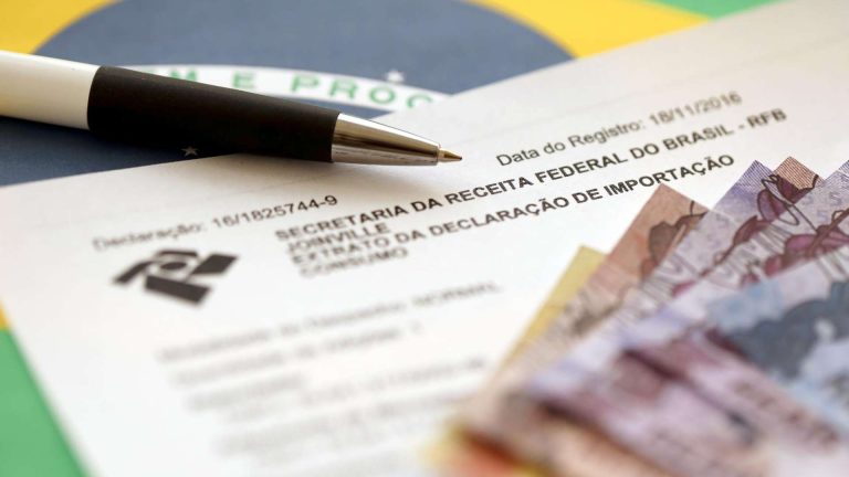 Documento da Receita Federal do Brasil com notas de Real e bandeira do país