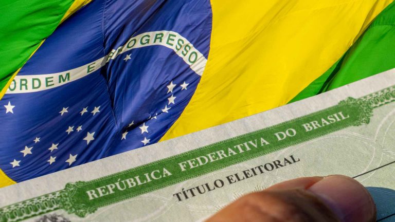Documento do título eleitoral brasileiro com bandeira do Brasil em destaque Paraná Eleitoral divulga estudo que pede regulação de doações em criptomoedas nas eleições brasileiras