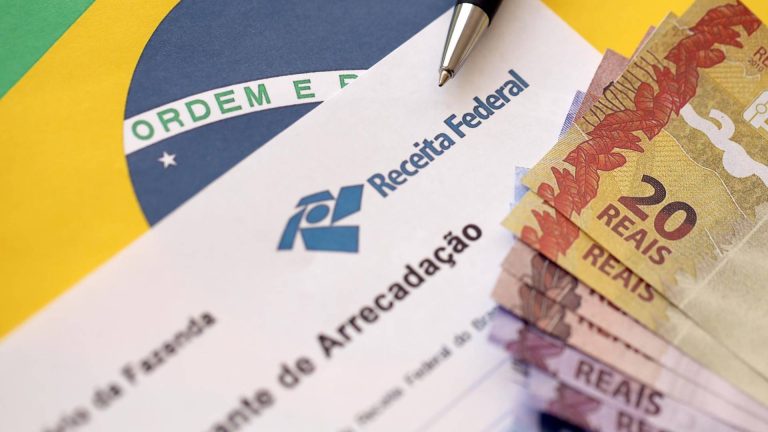 Guia de arrecadação da Receita Federal do Brasil, notas de dinheiro e bandeira do Brasil