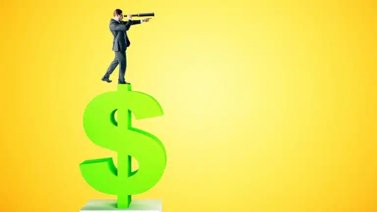 Homem procurando dinheiro Seguir o dinheiro sempre funcionou, Até ele sair do banco