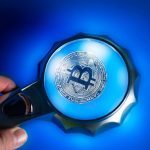 Lupa azul com bitcoin no meio Buenos Aires abre licitação para rastrear criptomoedas na Argentina