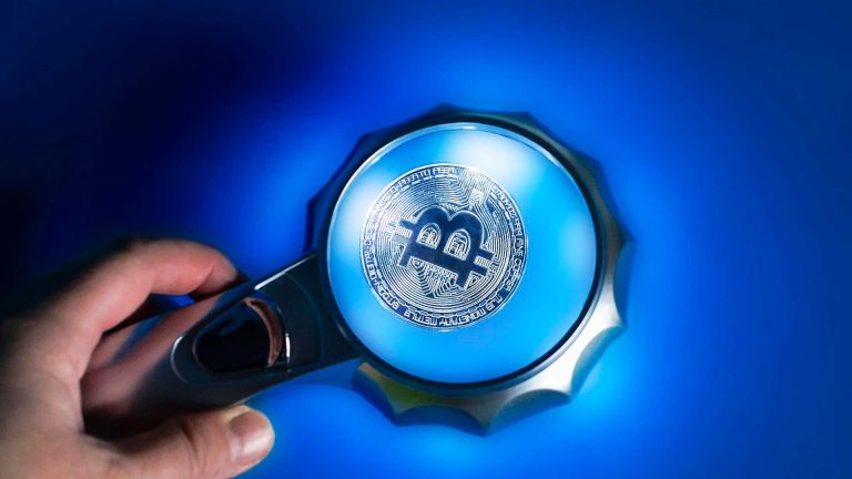 Lupa azul com bitcoin no meio Buenos Aires abre licitação para rastrear criptomoedas na Argentina