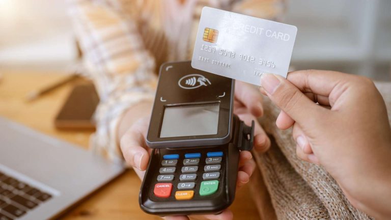 Máquina de cartão e cartão de crédito em destaque para transação comercial Cielo vai pagar R$ 4.900,00 para bolsista em pesquisas com blockchain e IA