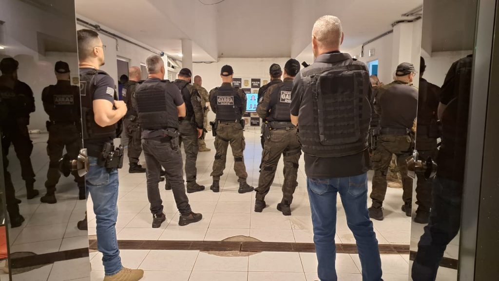 Policiais em operação contra quadrilha de sequestros de investidores de criptomoedas em São Paulo