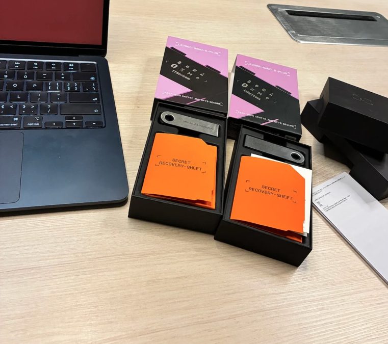 Pesquisador brasileiro descobre esquema de falsificação de carteiras físicas da Ledger