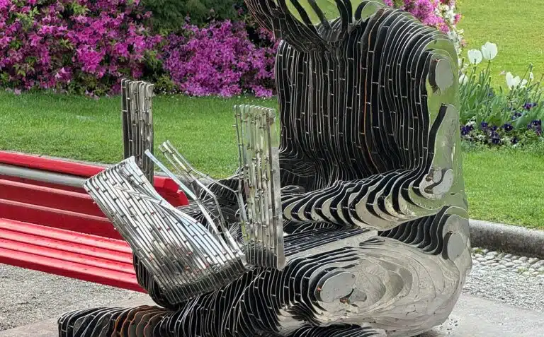 Estátua depredada de Satoshi Nakamoto