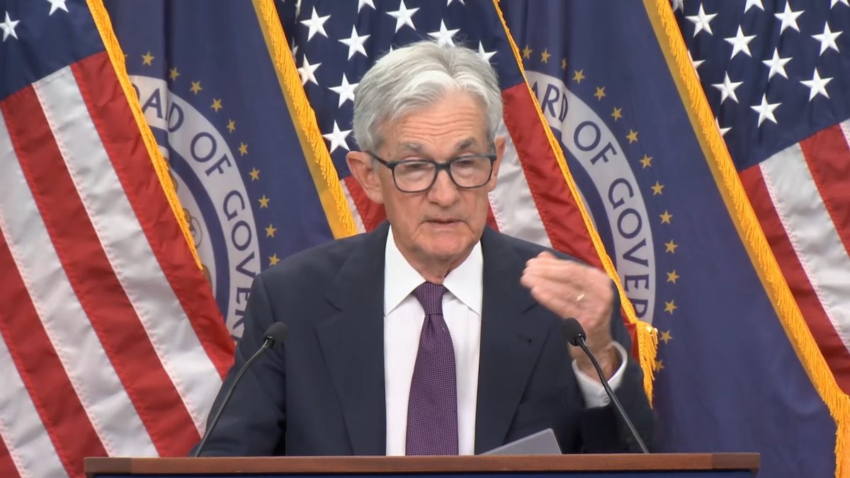Powell faz sua última reunião como presidente do Fed, mantém juros e descarta novos aumentos imediatos