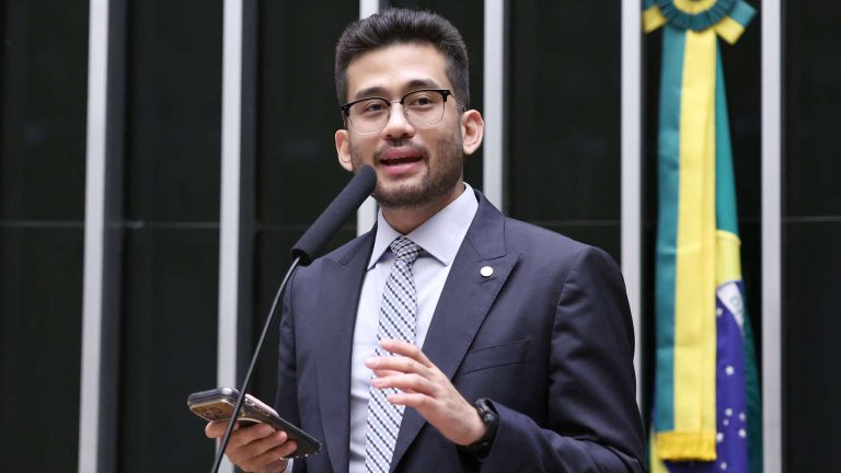 Deputado em plenário Kim Kataguiri concorda com projeto de lei que quer incluir criptomoedas como herança digital em comissão