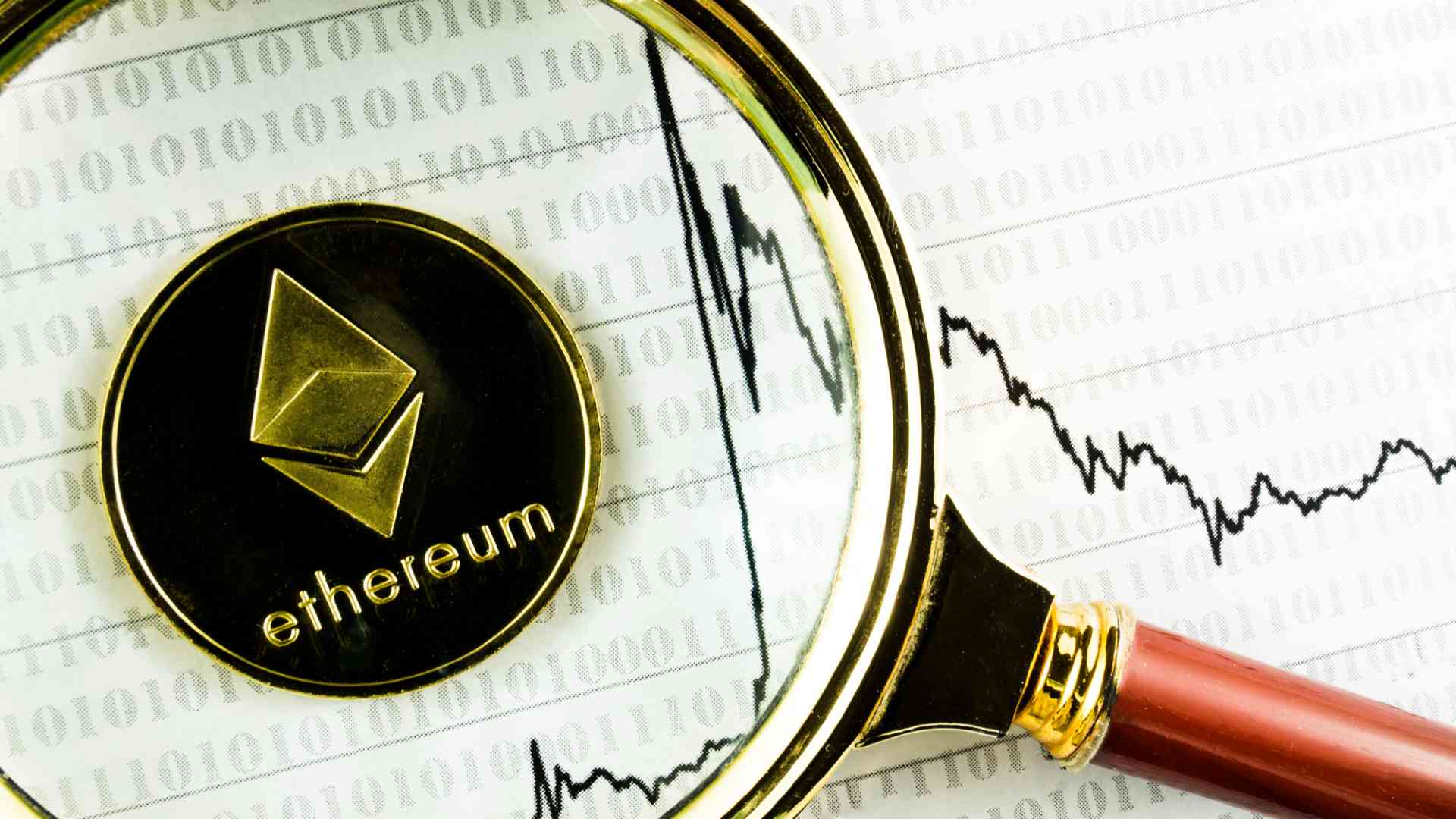 Ethereum sob a mira de uma lupa com gráficos ao fundo Justiça manda Banco Central e Receita Federal rastrearem criptomoedas de vítima em golpe que levou R$ 170 mil no Brasil