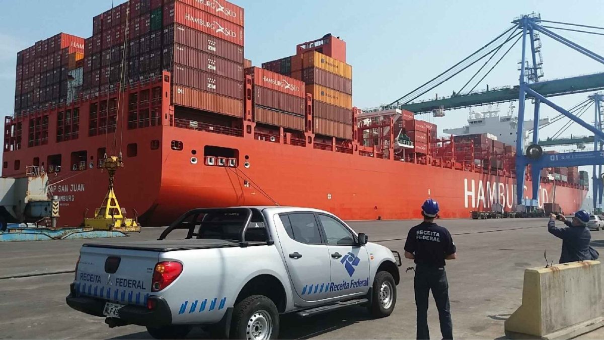 Fiscal da Receita Federal do Brasil em porto Receita Federal altera regra para compras com criptomoedas e reforça: 