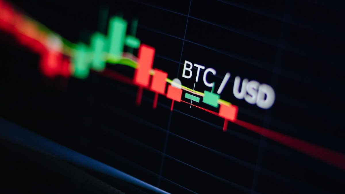 Gráfico de BTC e USD em negociações B3 abre vaga de trabalho para traders de compra e venda de criptomoedas em bancos parceiros
