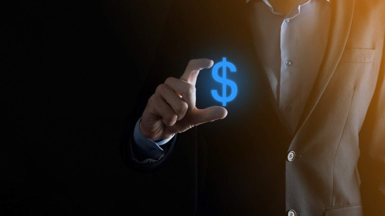 Homem segurando Dólar digital Novo regime do eFX reforça rastreabilidade, mas não proíbe stablecoins, diz advogado