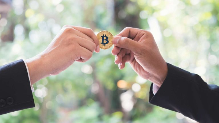 Mãos segurando bitcoin Pesquisa aponta que engajamento com produtos de criptomoedas no Brasil é o pior dentre opções financeiras, mesmo com alto volume de menções em redes sociais