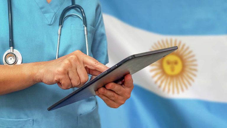 Médico com bandeira da Argentina no fundo