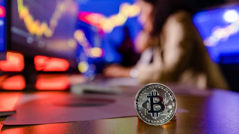 Mulher ao fundo fazendo análise do bitcoin