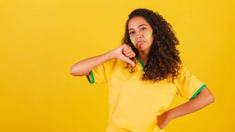 Mulher com camisa do Brasil apontando sinal de negativo