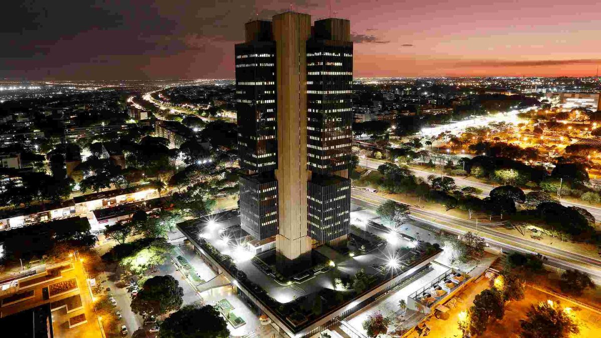 Sede do Banco Central do Brasil pela noite Banco Central exige laudo de auditoria com registro na CVM para aprovar corretoras de criptomoedas