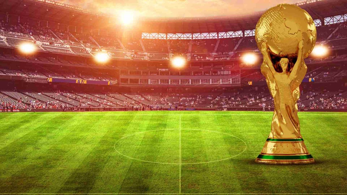 Taça da Copa do Mundo em destaque no meio do campo
