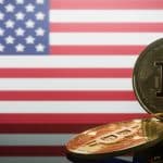 Bandeira dos EUA com bitcoin em destaque Justiça americana condena falso influenciador de criptomoedas à prisão federal