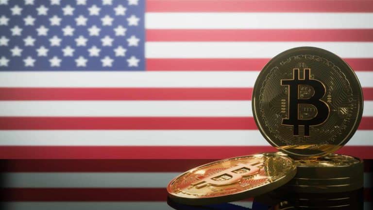 Bandeira dos EUA com bitcoin em destaque Justiça americana condena falso influenciador de criptomoedas à prisão federal