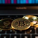 Bitcoin, Ethereum e Solana sobre computador