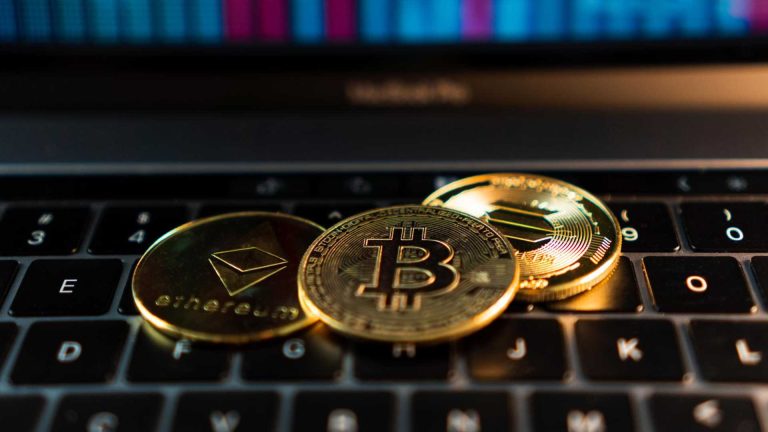 Bitcoin, Ethereum e Solana sobre computador